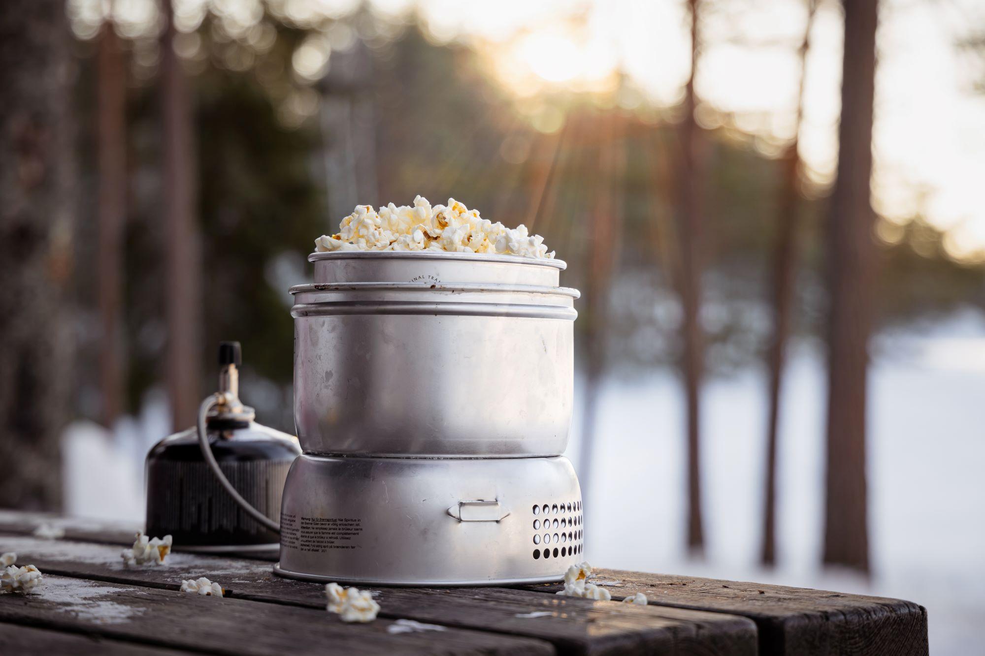 Popcornia retkikeittimen kattilassa.